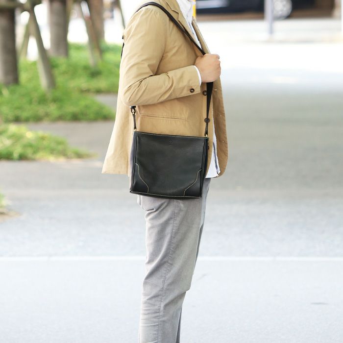 ちーさん✨ほぼ新品！超美品✨ATAO ブラックレザー ショルダーバッグ ボックスミニショルダーバッグ｜PORCO ROSSO